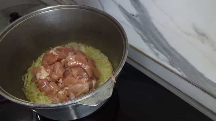 Para cocinar pilaf uzbeko con pollo, fríe la carne