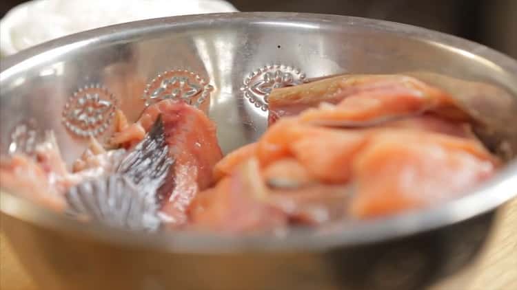 Para cocinar sopa de salmón rosado