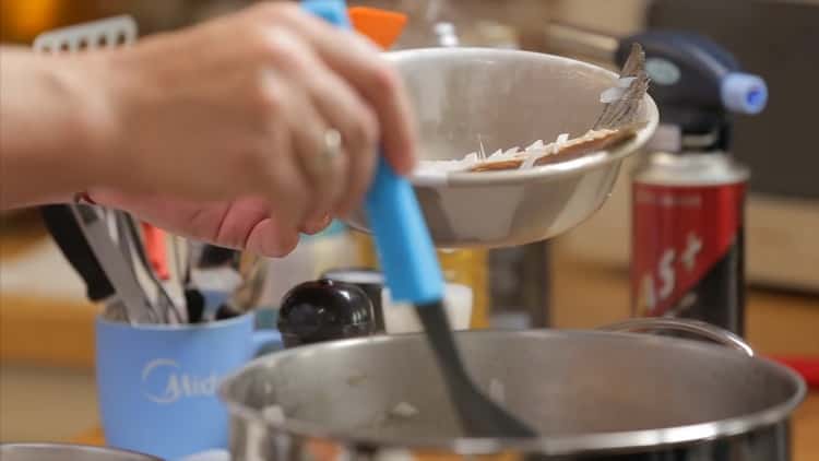 Para cocinar la sopa de salmón rosado, retire el pescado