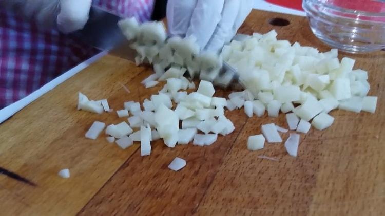 Para hacer manti picado de acuerdo con una receta simple, picar las papas