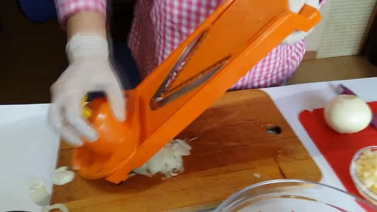 Para preparar el manti para manti de acuerdo con una receta simple, rallar las cebollas