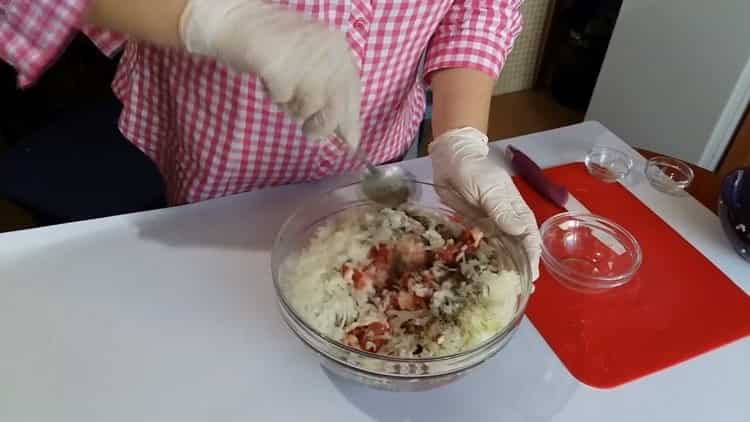 Para preparar la carne picada para manti de acuerdo con una receta simple, mezcle la carne picada