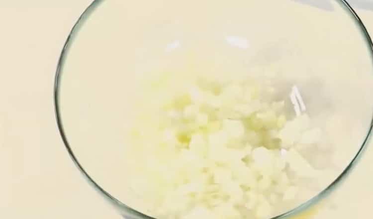 Da biste pripremili mljeveno meso kinkali, pomiješajte luk sa solju