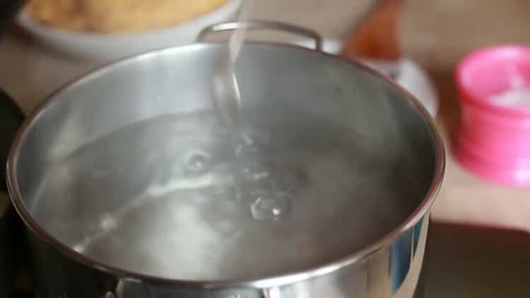 Pour faire des fettuccines au poulet, préchauffez la casserole