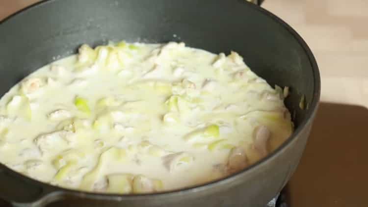 Pour faire des fettuccines au poulet, préparez la sauce