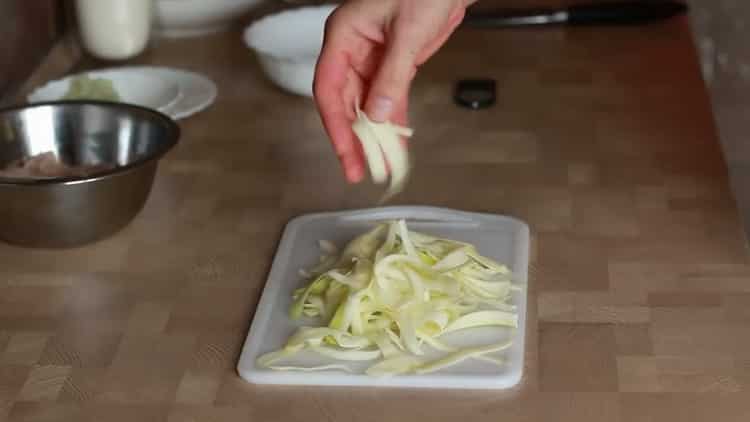 Couper les courgettes pour faire des fettuccines au poulet