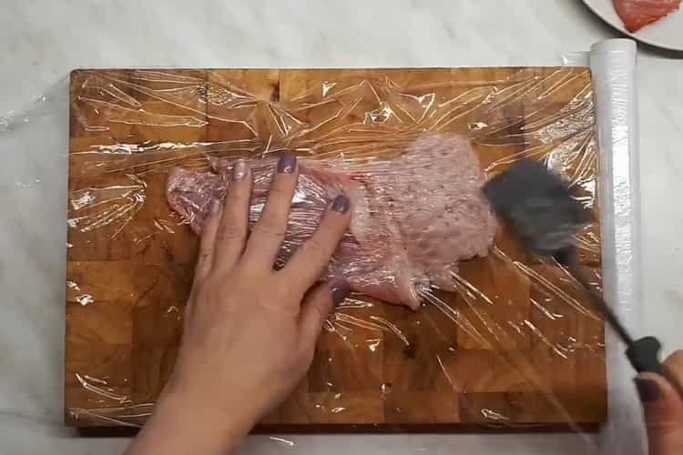 Para preparar el filete de conejo de acuerdo con la receta para cocinar, debes batir la carne