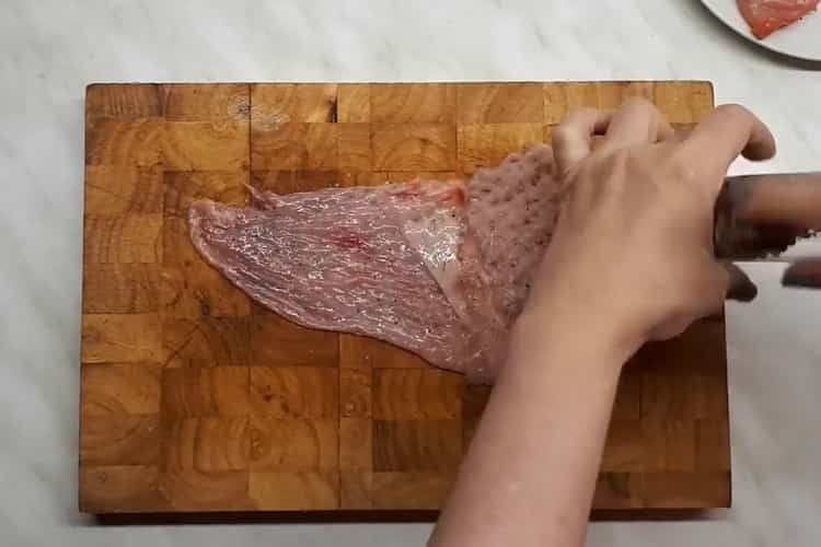 Para preparar el filete de conejo de acuerdo con la receta para cocinar, debe salar la carne.