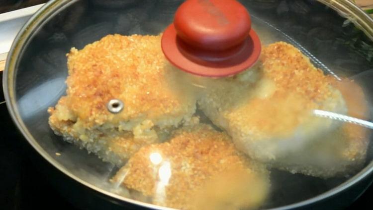 De acuerdo con la receta para la preparación del filete de abadejo en una sartén, prepare todos los ingredientes
