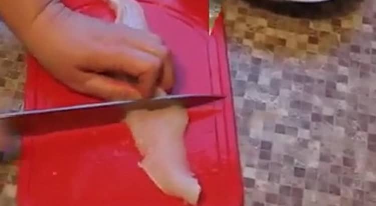 Da biste skuhali pangvius fil, narežite ribu