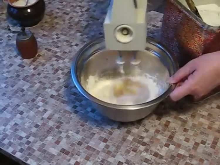 Stir the ingredients to prepare the pangwius fillet