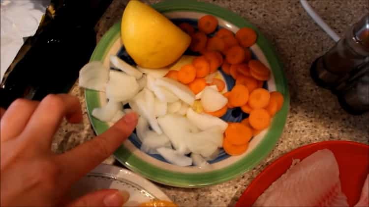 Para cocinar pescado en el horno, picar las verduras.