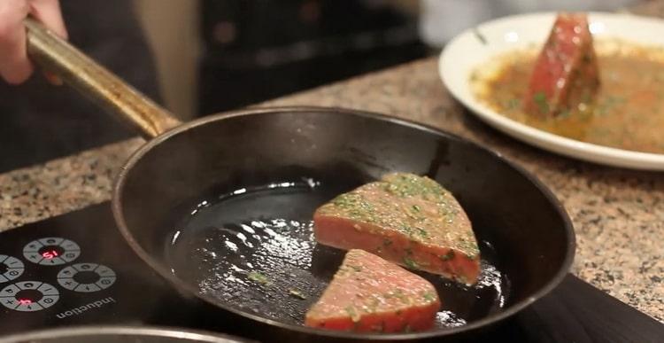Pour faire cuire le thon, faites frire la viande