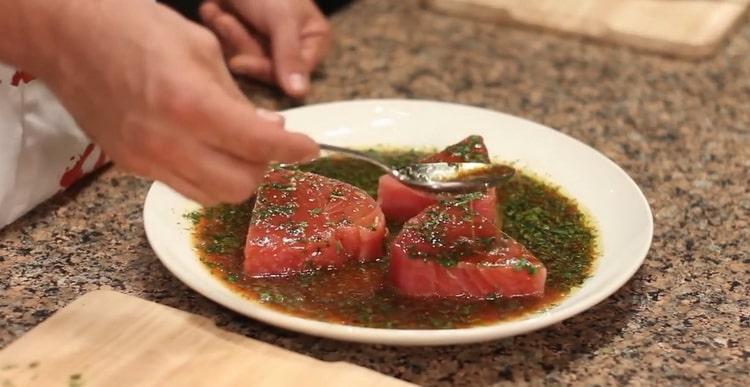 Da biste skuhali tunu, marinirajte ribu