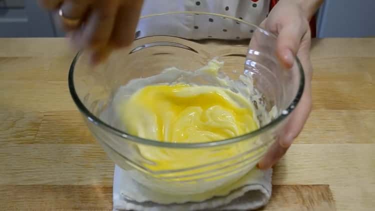 Για να ανακατέψετε τα γαλλικά cookies, ανακατέψτε τα συστατικά.