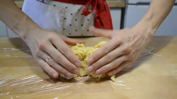 Para hacer galletas francesas, haz harina