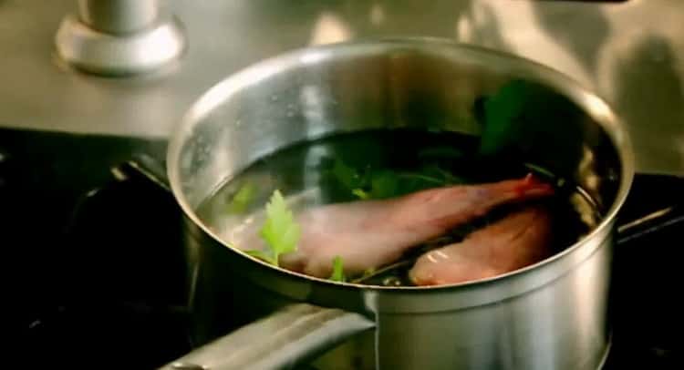 Para hacer fricasé de conejo, cocina el caldo