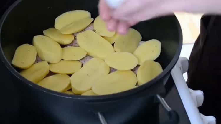 To prepare the Dagestan khinkal, chop the potatoes