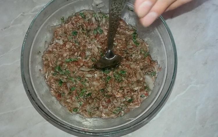 Pour préparer le khinkali selon une recette simple avec une photo, préparez la viande hachée