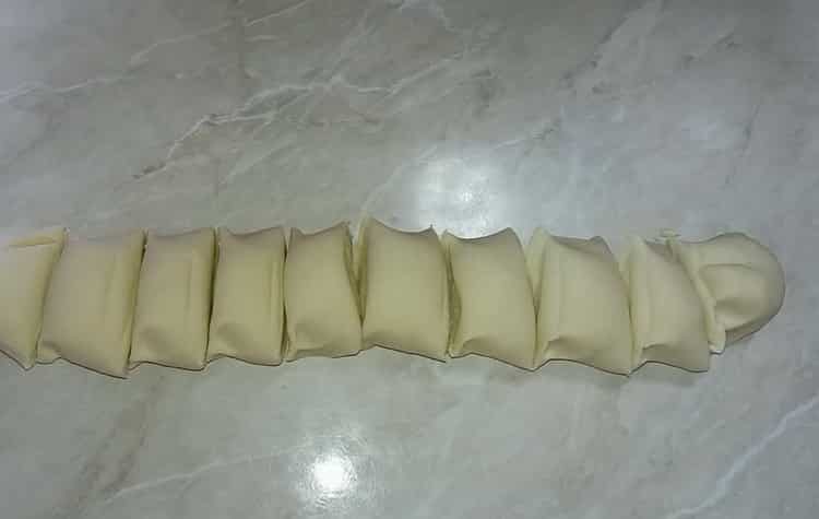 To prepare khinkali according to a simple recipe with a photo, cut the dough
