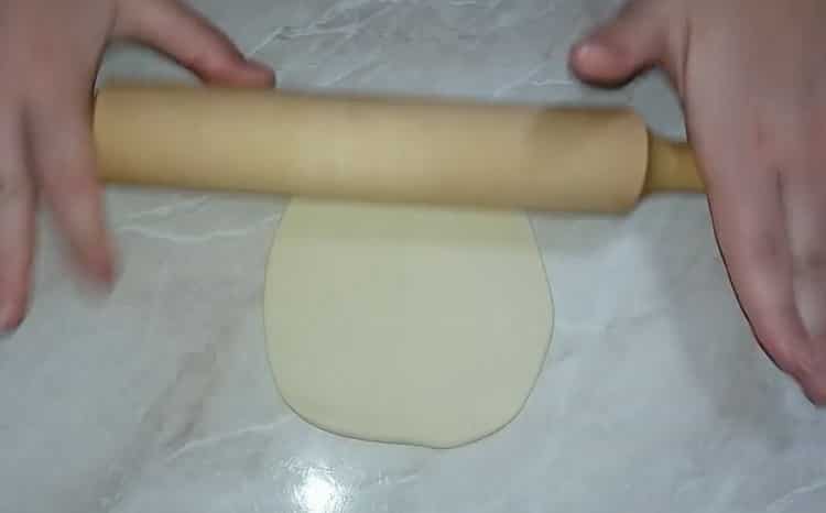 Para preparar khinkali de acuerdo con una receta simple con una foto, extienda la masa