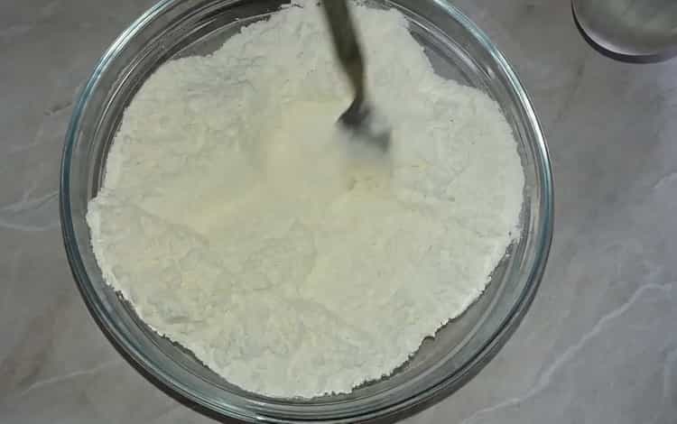 Pour préparer le khinkali selon une recette simple avec une photo, préparez de la farine