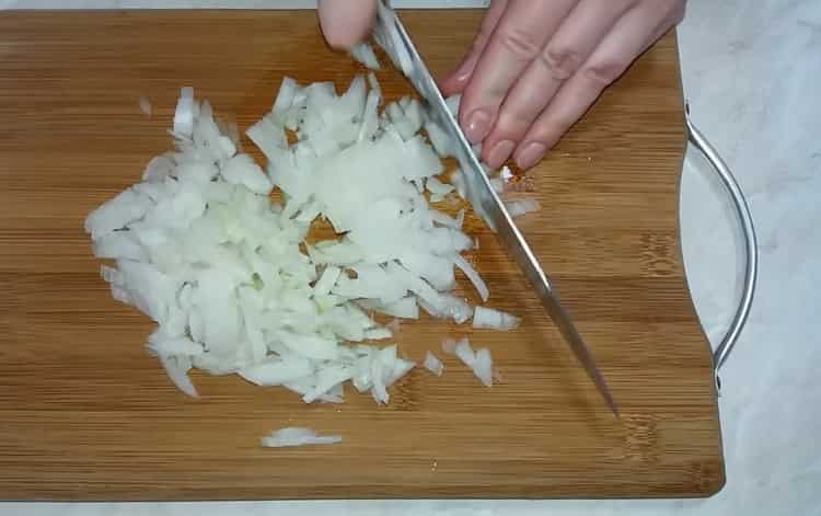 Upang maghanda ng khinkali ayon sa isang simpleng recipe na may larawan, i-chop ang sibuyas