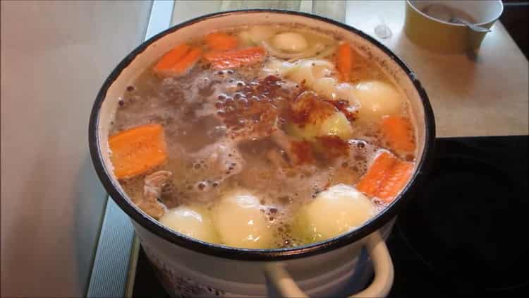 Pour préparer la gelée des cuisses, ajoutez des légumes