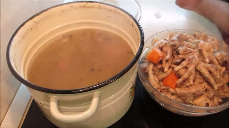 Pour préparer la viande en gelée des cuisses, égouttez le bouillon