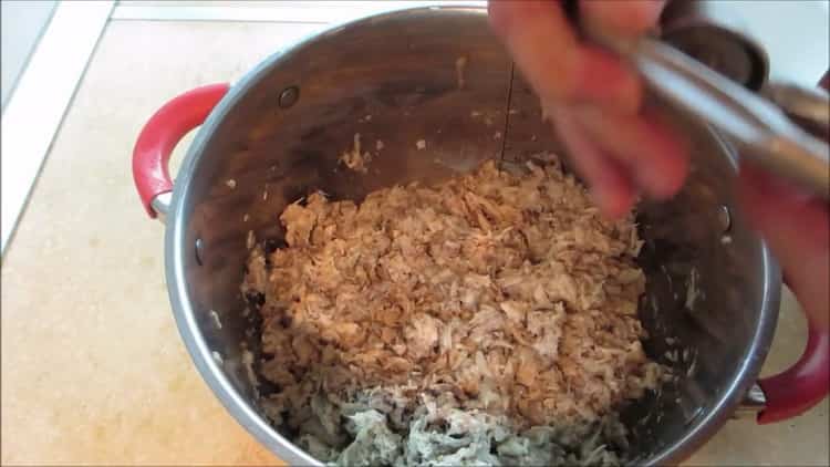 Pour préparer la viande en gelée à partir des cuisses, hachez la viande