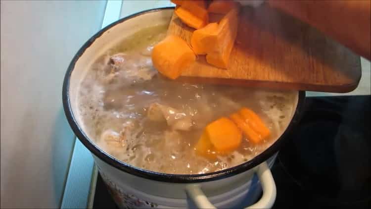 Pour préparer la gelée à partir des cuisses, hachez les carottes