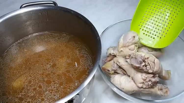 Alisin ang karne mula sa manok upang makagawa ng jellied meat.