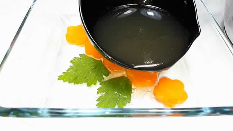 To make chicken jellied, fill the decorations with broth