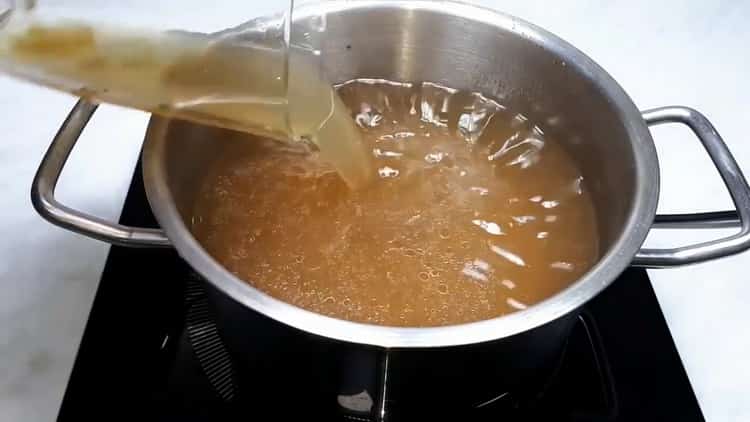 Upang gumawa ng jellied ng manok, magdagdag ng gelatin sa sabaw