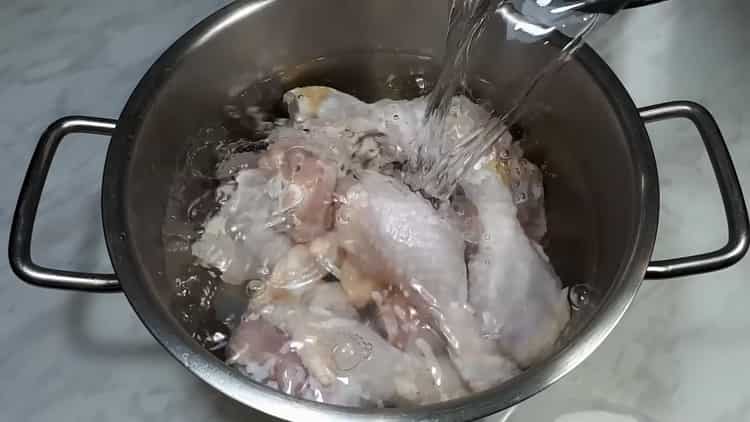 Para cocinar la gelatina de pollo, hierva el caldo