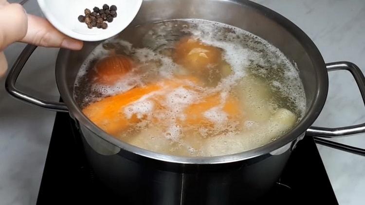 Ajouter des épices pour faire de la gelée de poulet