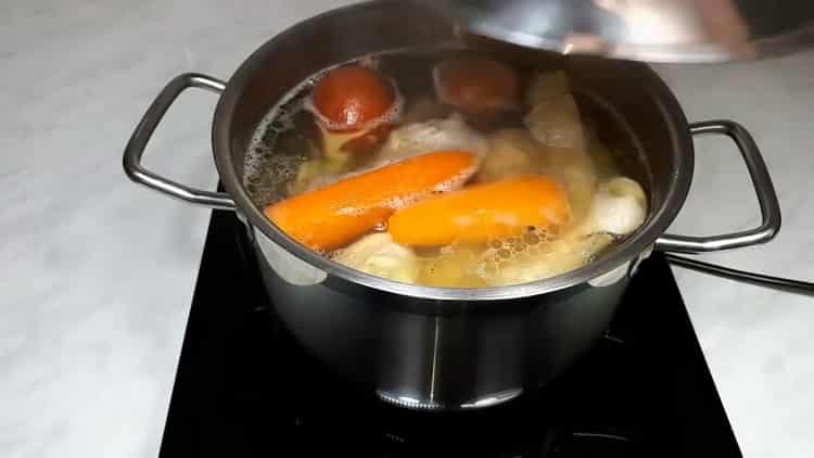 Para hacer el pollo en gelatina, hierva todos los ingredientes para el caldo.