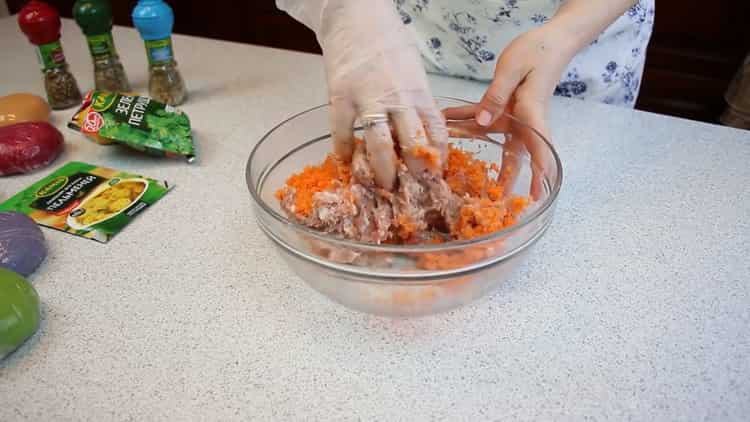 Da biste napravili obojene knedle, pomiješajte sastojke.