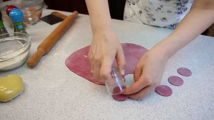 Pressez la pâte pour faire des boulettes colorées