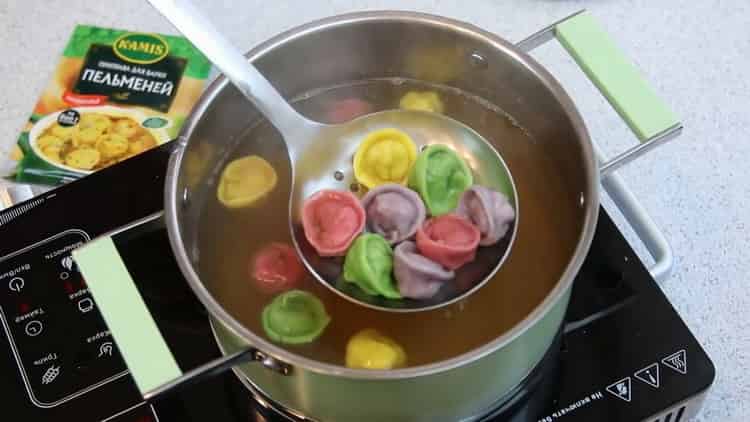 Pour faire des boulettes colorées, chauffez l'eau