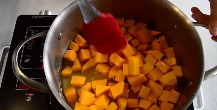 Pour préparer des fruits confits à la citrouille à la maison, préparez les ingrédients