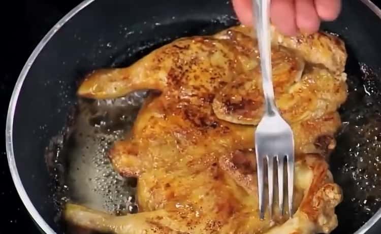 Pour faire cuire le poulet et dans une poêle, faites frire la viande des deux côtés