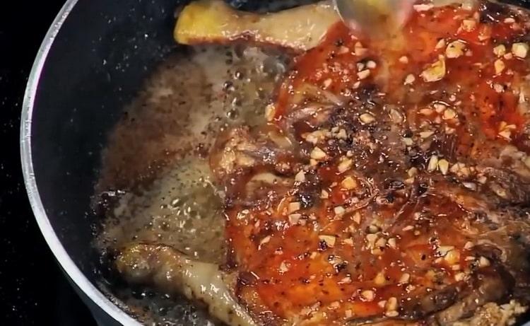Pour faire cuire le poulet dans une casserole, mettez la sauce sur la viande