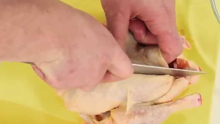 Para cocinar pollo y tabaco en una sartén, prepare los ingredientes.