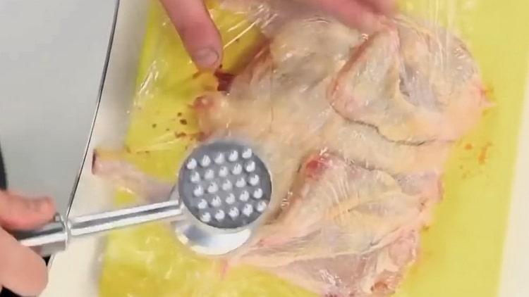 Pour faire cuire le poulet et dans la poêle, battez la viande