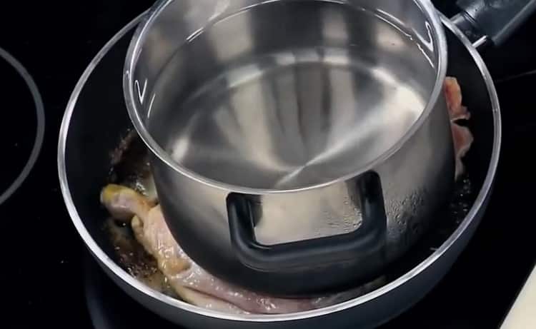 To cook chicken in a pan, fry the meat under pressure