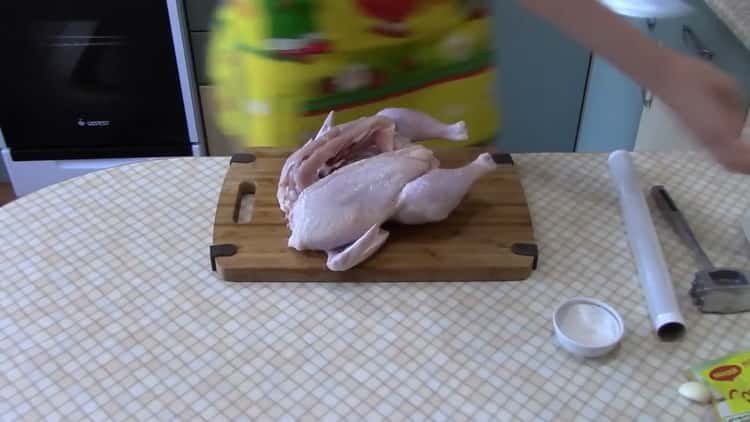 Da biste piletinu u pećnici napravili po jednostavnom receptu, pripremite sastojke