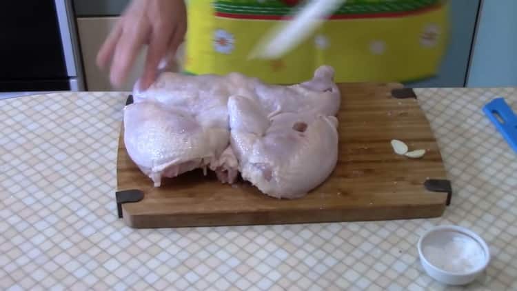 Cuire du tabac de poulet au four selon une recette simple. éplucher l'ail