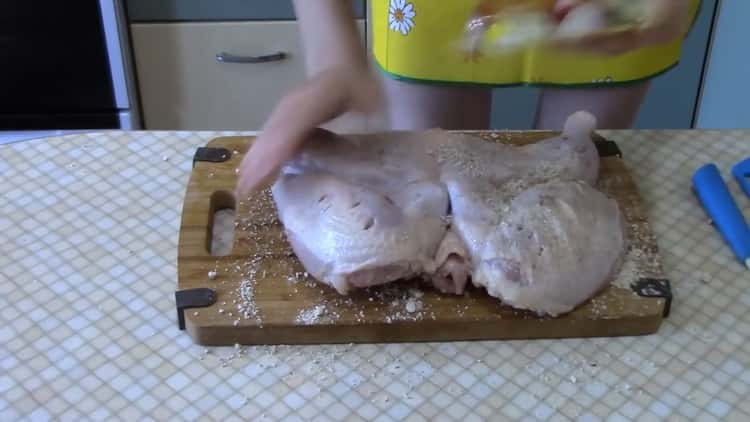 Cuire du tabac de poulet au four selon une recette simple. râpez la viande avec les épices et le sel