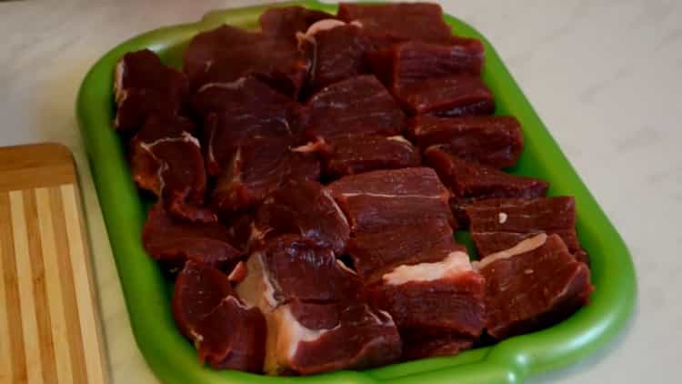 Para cocinar brochetas de carne, corte la carne